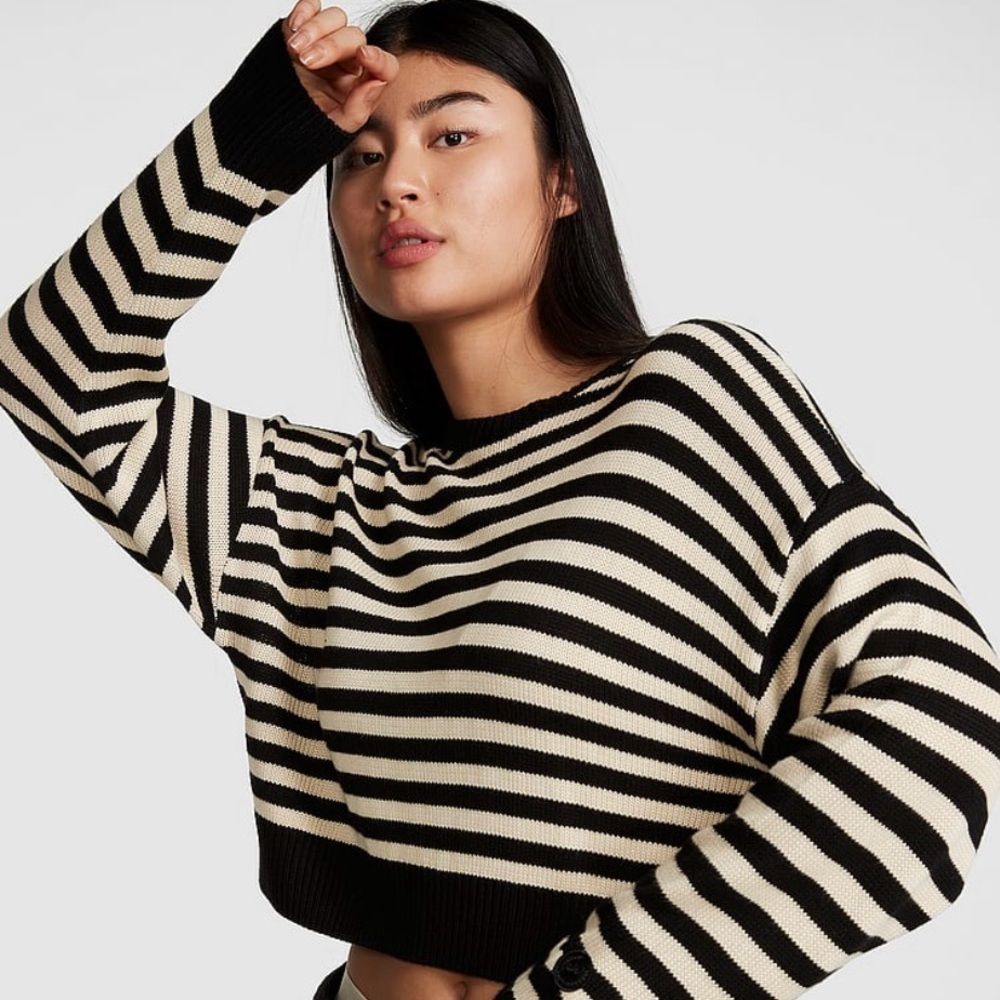 VS pink fleece black and off white cropped sweater - Picture 3 of 3